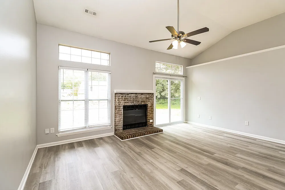 3 bed, 2.0 bath, 1391 sqft, $1,940 — Photo 4