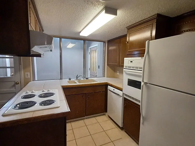 1293 Colonial Pkwy — Photo 6