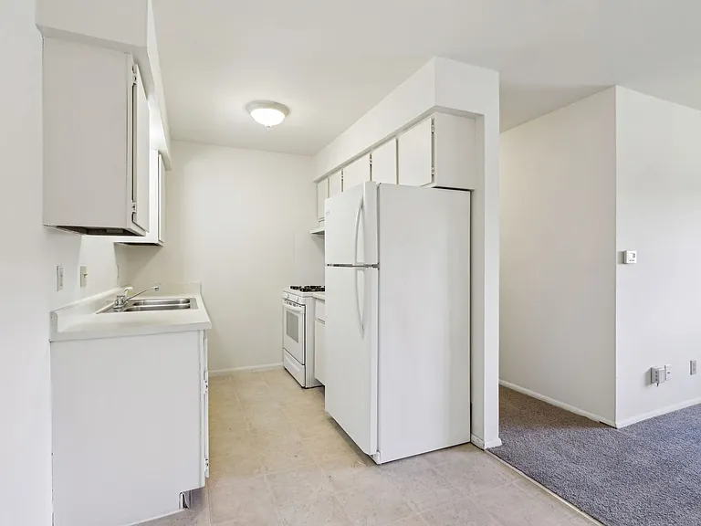 Mayfair Apartments — Photo 39