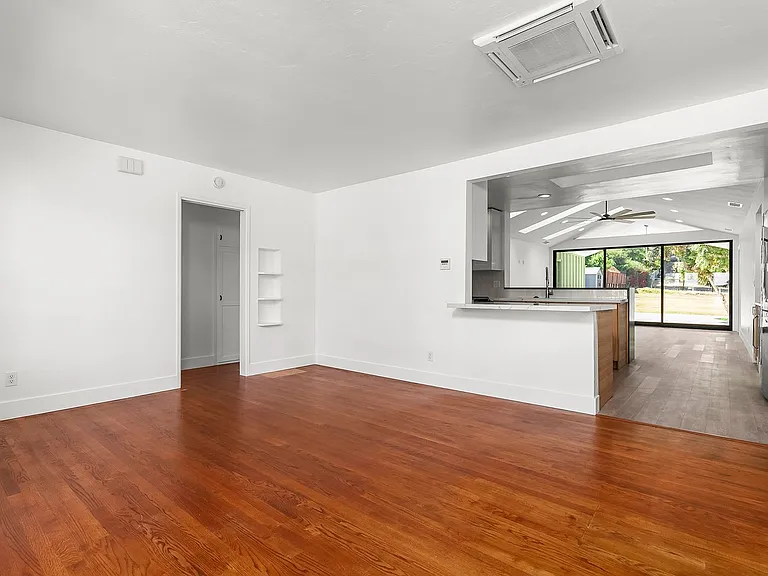 7843 Quince St — Photo 2