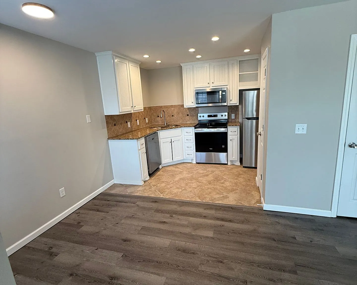 Silver Sands Apartments — Photo 1
