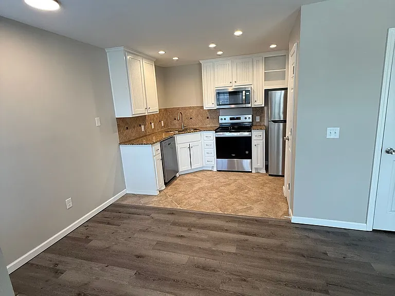 Silver Sands Apartments — Photo 1