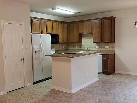 Island kitchen with breakfast bar