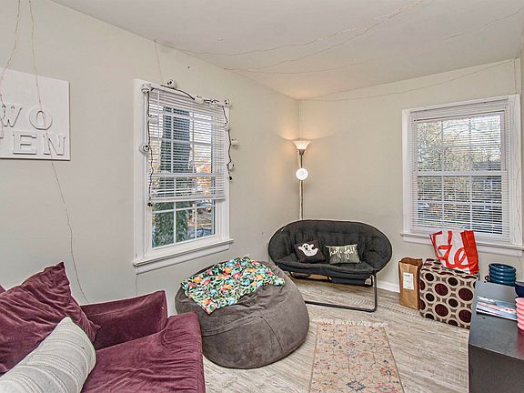4th image of 210 Huntington Ln