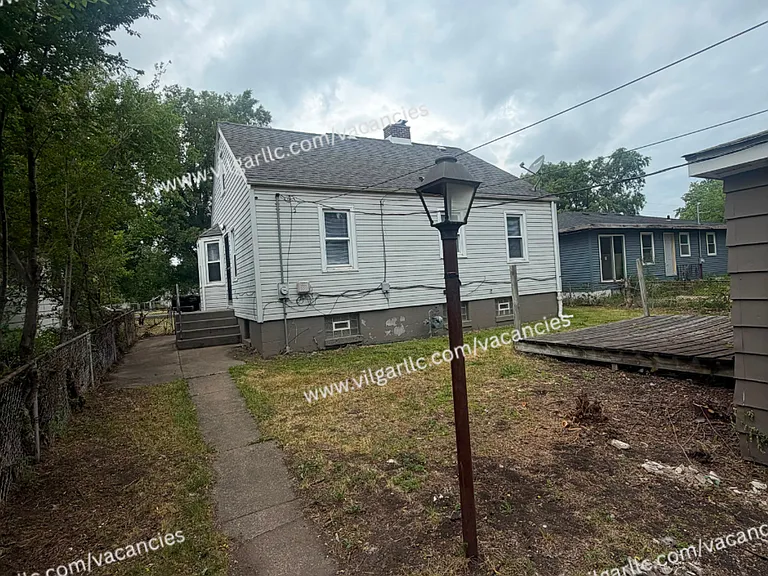 1353 Chase St — Photo 2