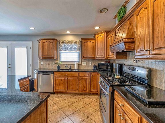 4th image of 213 Boyden St