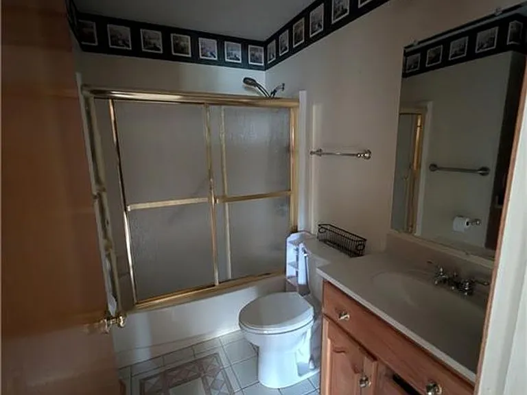 2543 Burlingham Dr — Photo 8