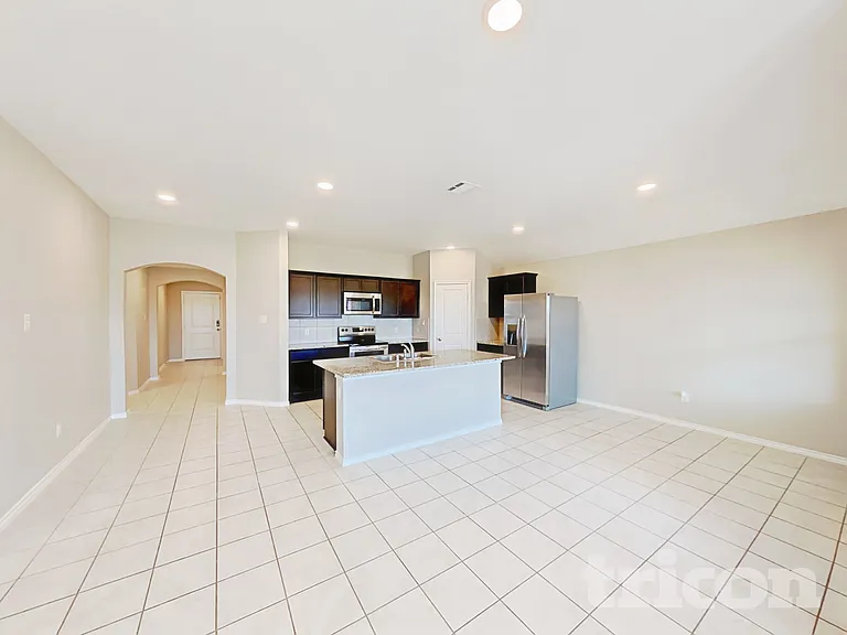 916 Roland Dr — Photo 3