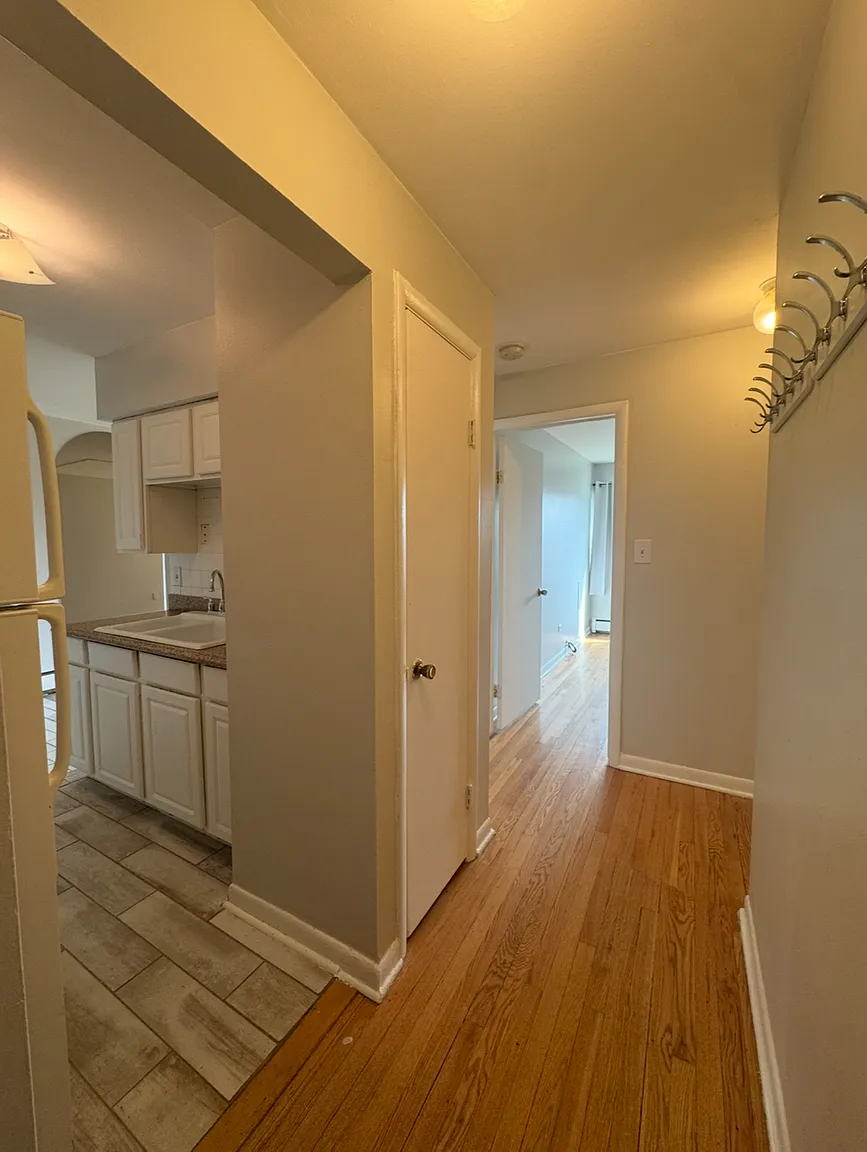605 N Wolf Rd photo 1