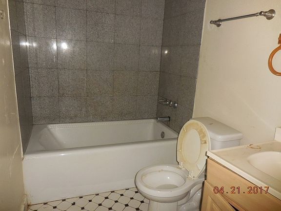 3rd image of 2928 NE 16th Ter