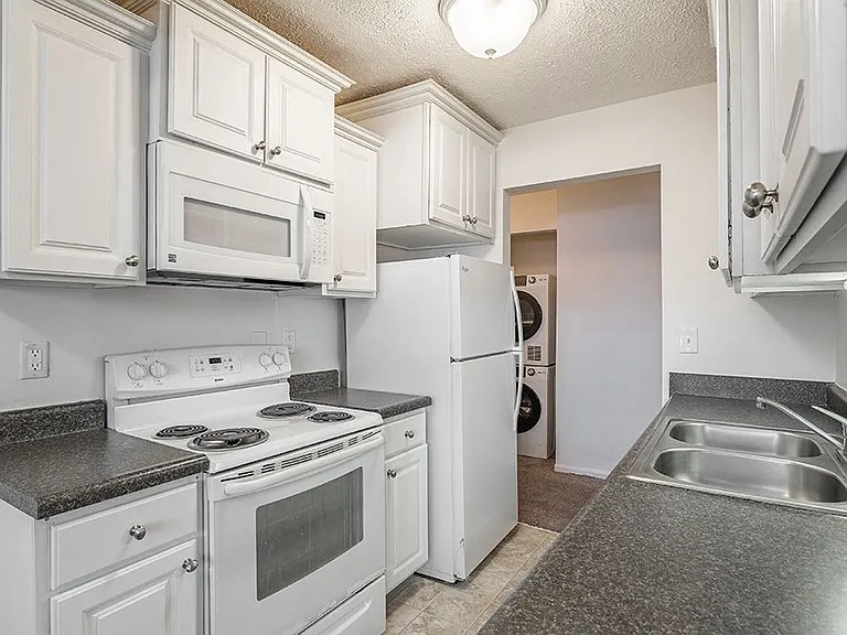 Delta Square Apartments - Lansing, MI — Photo 13