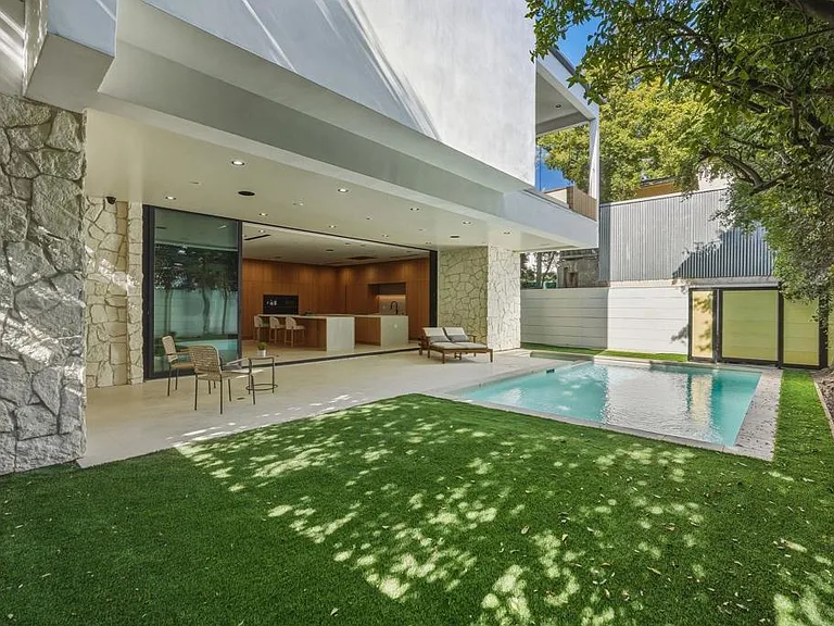 824 N Curson Ave — Photo 12