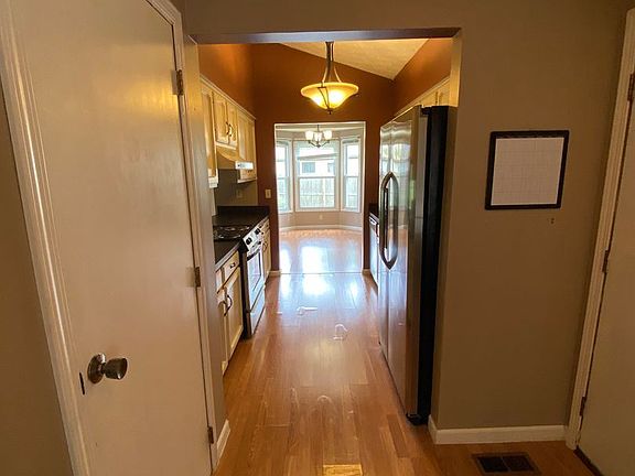 5th image of 85 Groton Dr