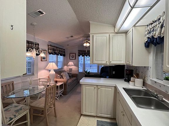 3rd image of 528 Escambia Cir