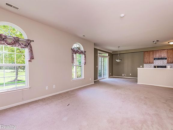 5th image of 1975 PINECROFT Drive
