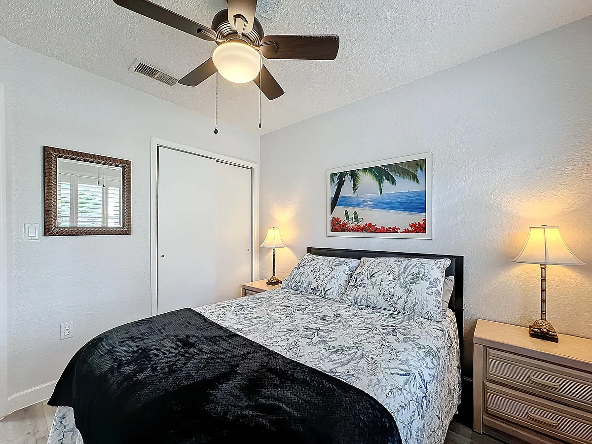 Building Photo - Queen Palms Ct