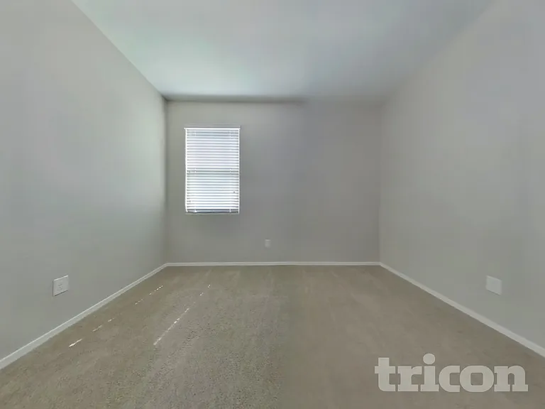 29300 W Clarendon Ave — Photo 10