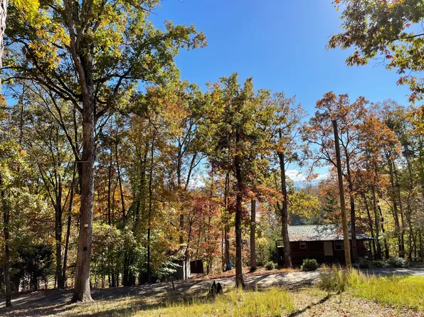 2040 Burgundy Dr, Dandridge, TN 37725