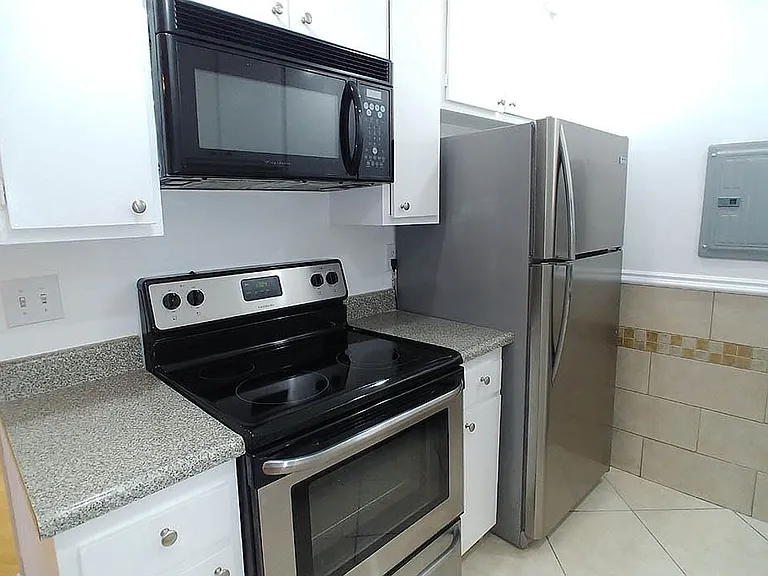 Alhambra @ Studio City Apts. — Photo 54