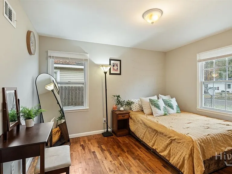 325 Manor Dr — Photo 7