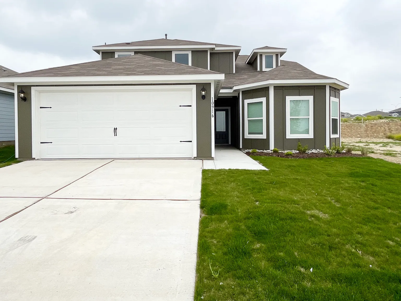 4 bed, 2.5 bath, 2131 sqft, $2,550 — Photo 1