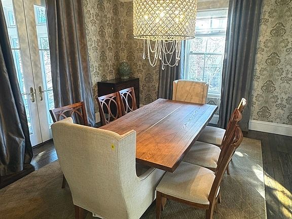 5th image of 154 Main St