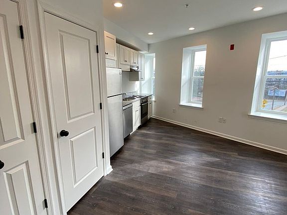 3rd image of 225 High St #1