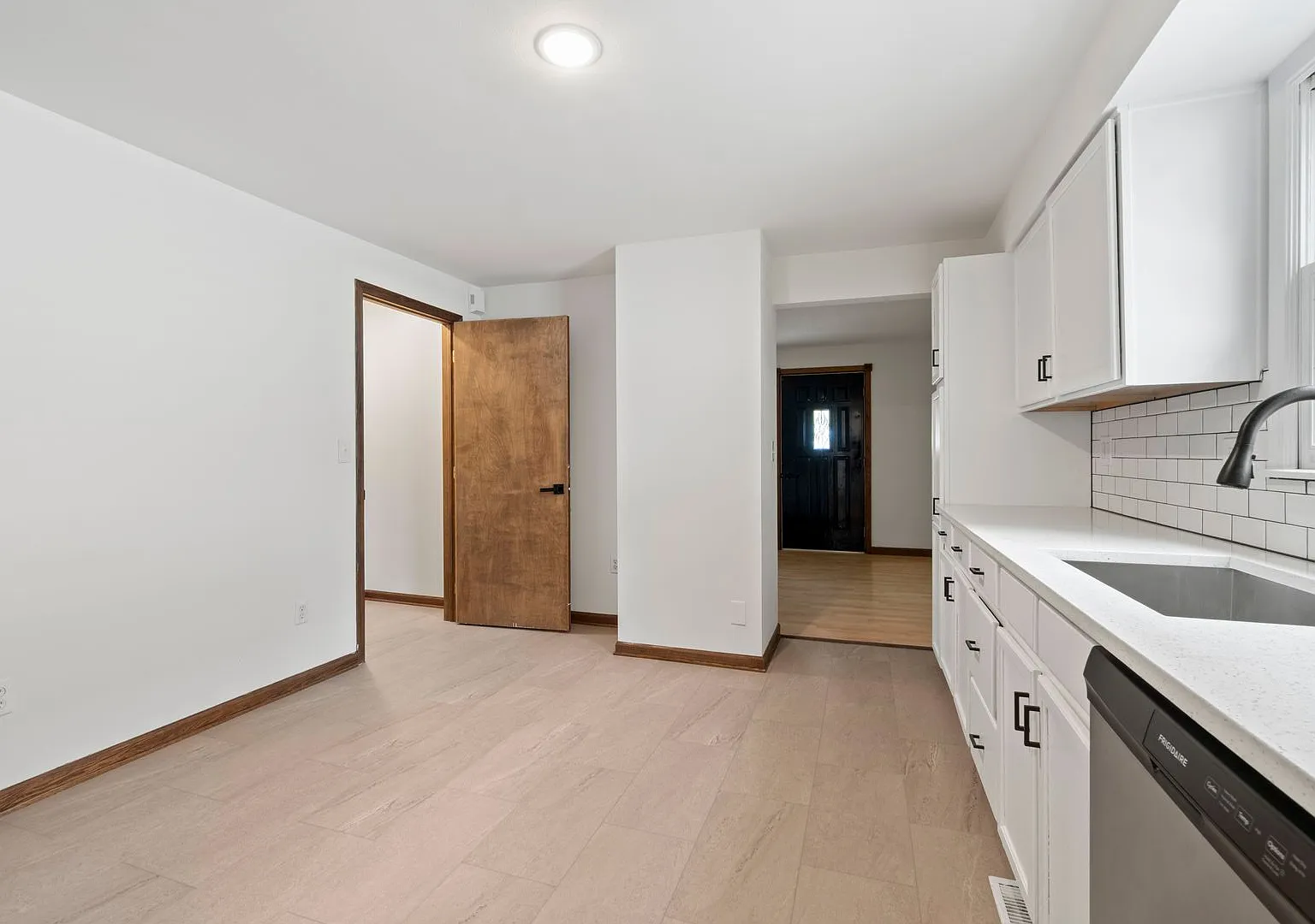 First Month Free! Beautifully Renovated 2-Bedroom In Bethel Park, Ready For Move-In! — Photo 4