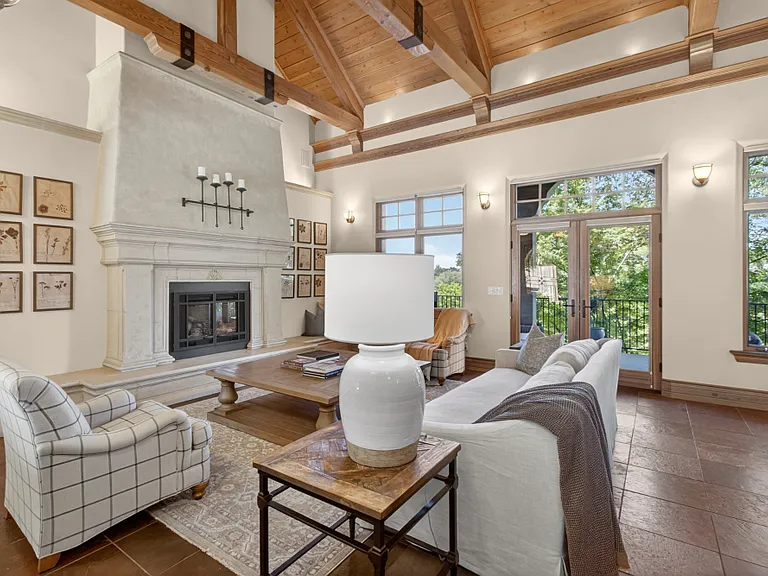 2375 Clubhouse Dr — Photo 10
