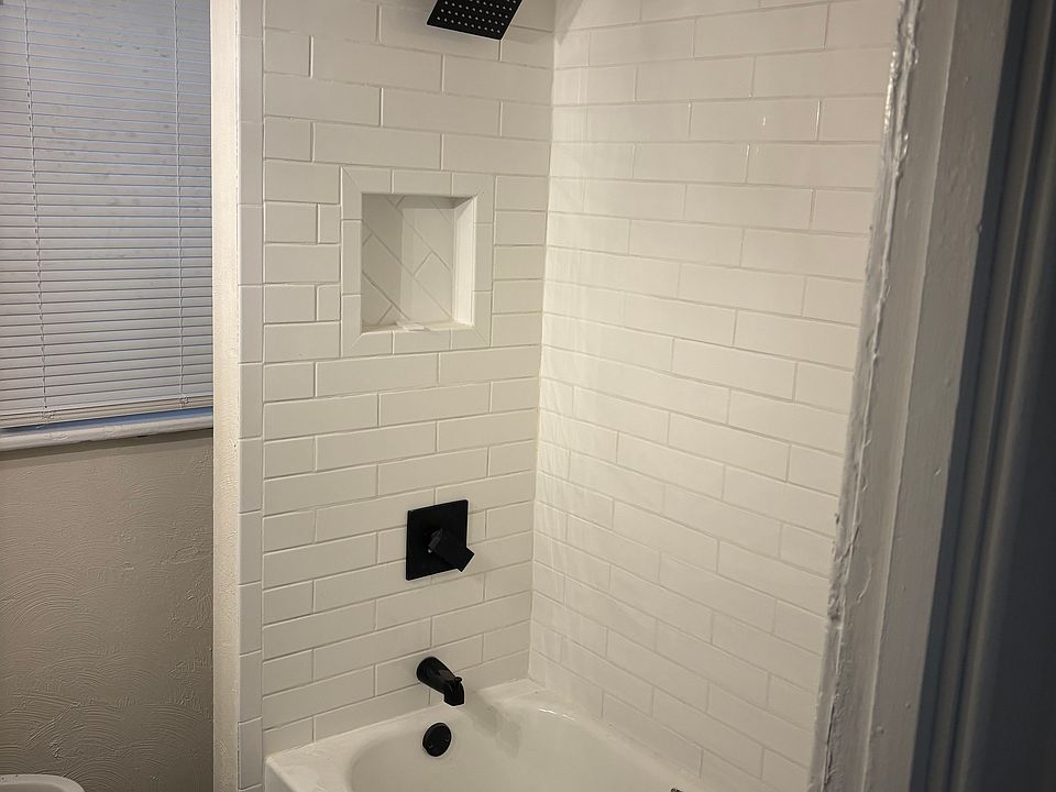 1st image of 911 Russellwood Ave Floor 1