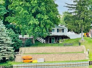 912 Brighton Lake Rd, Brighton, MI 48116