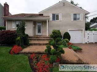 3 Bayview Pl E, Massapequa, NY 11758