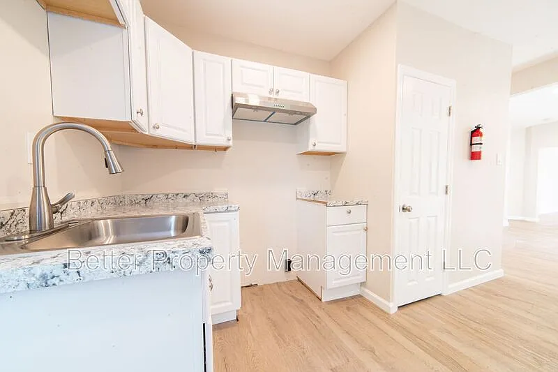 3 bed, 1.0 bath, $2,000 — Photo 3