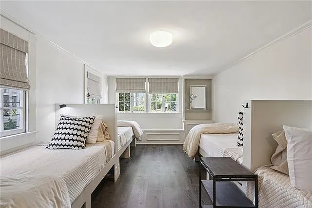 1453 Webster St — Photo 15