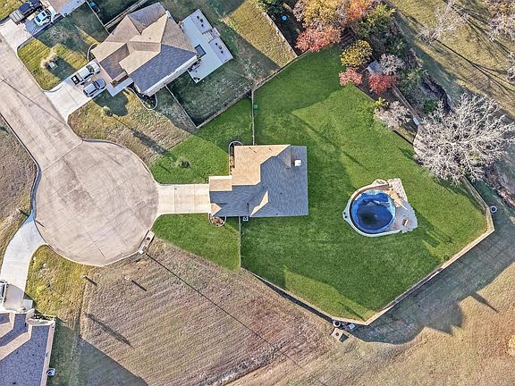 2nd image of 1700 Twin Oaks Cir