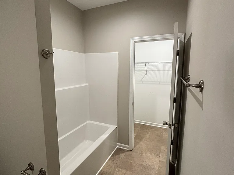 115 Tiffany Park Cir #B — Photo 8