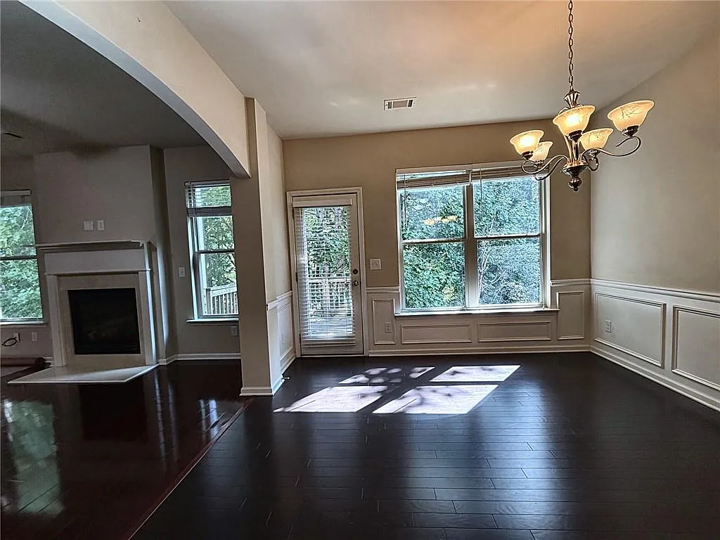 3 bed, 2.0 bath, 2544 sqft, $2,350 — Photo 3