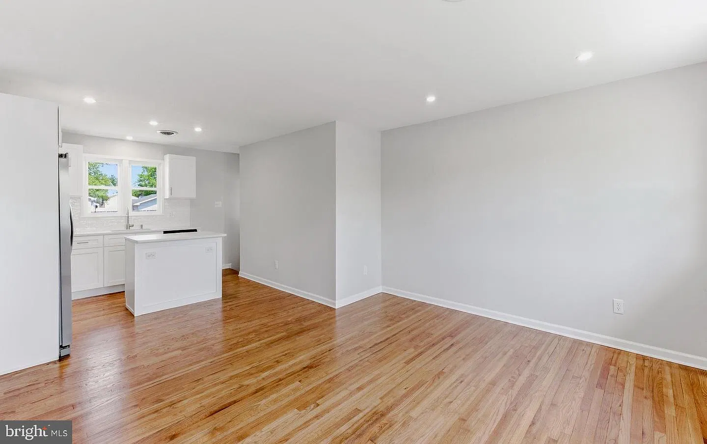 3 bed, 1.0 bath, 1820 sqft, $2,800 — Photo 4