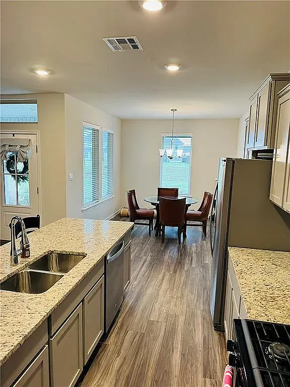 4 bed, 1884 sqft, $2,400 — Photo 2