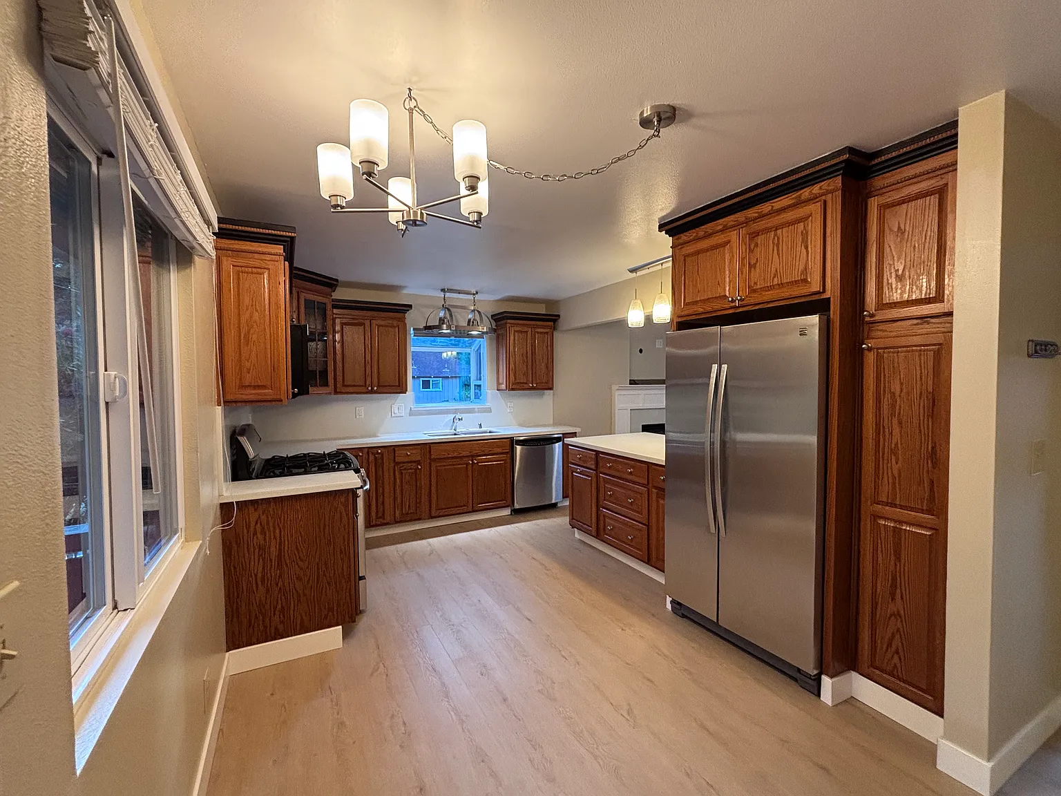 2 bed, 1000 sqft, $4,200 — Photo 2