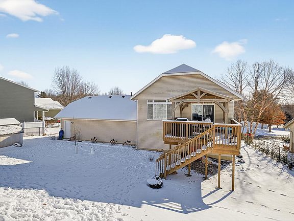 3rd image of 832 Balsam Ct NE