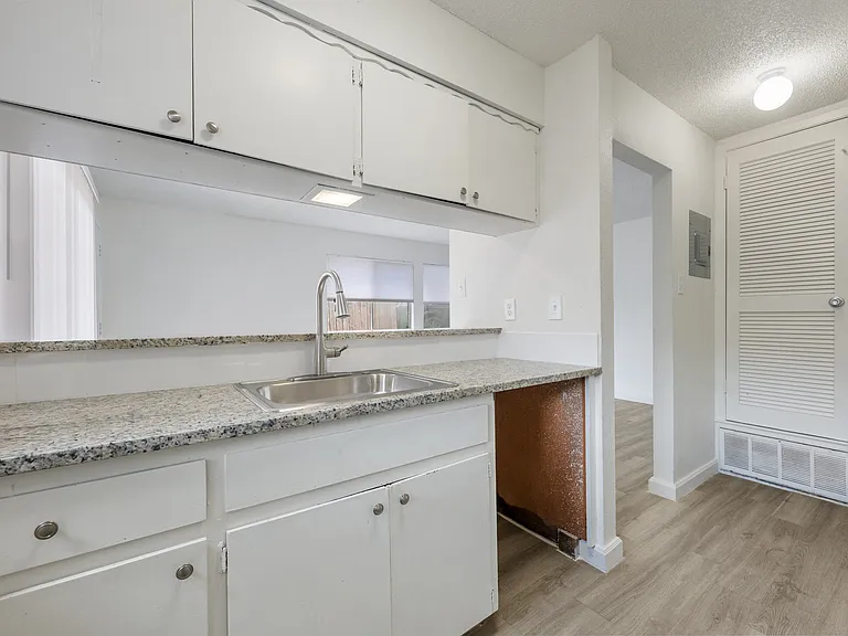 202 Northcrest Cir #D — Photo 11