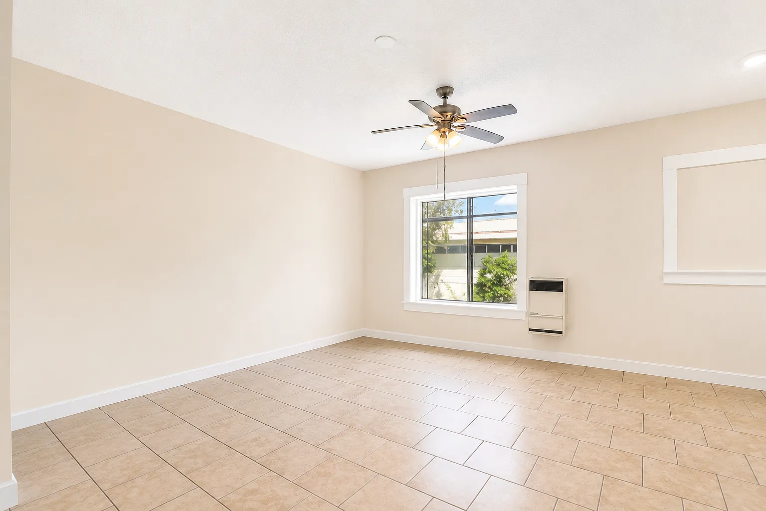 Sunny South-Facing Studio in East LA Move-In Ready — Photo 1