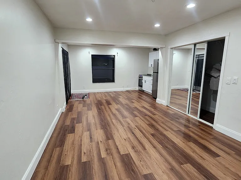 235 SW 10th Ave — Photo 9