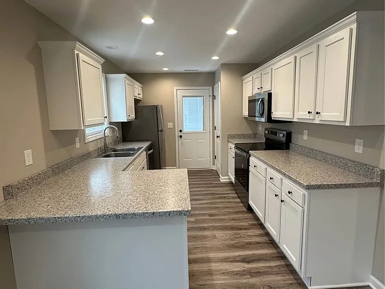 406 Sanderson Dr — Photo 3