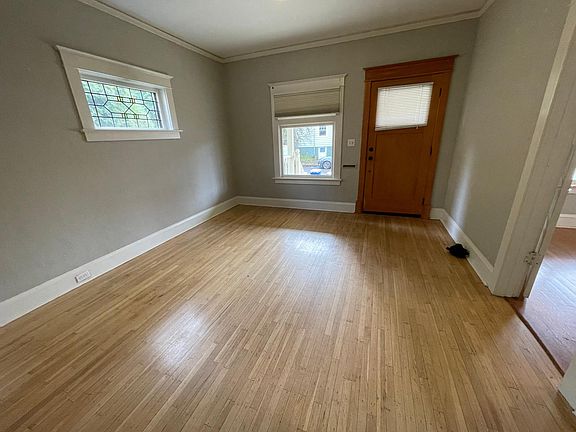 Entrance/ living room