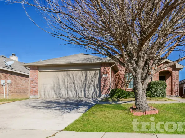 7028 Derbyshire Dr, Fort Worth, TX 76137