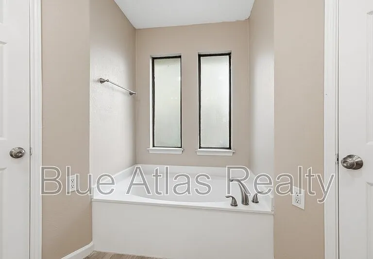 6526 Aires Dr — Photo 15