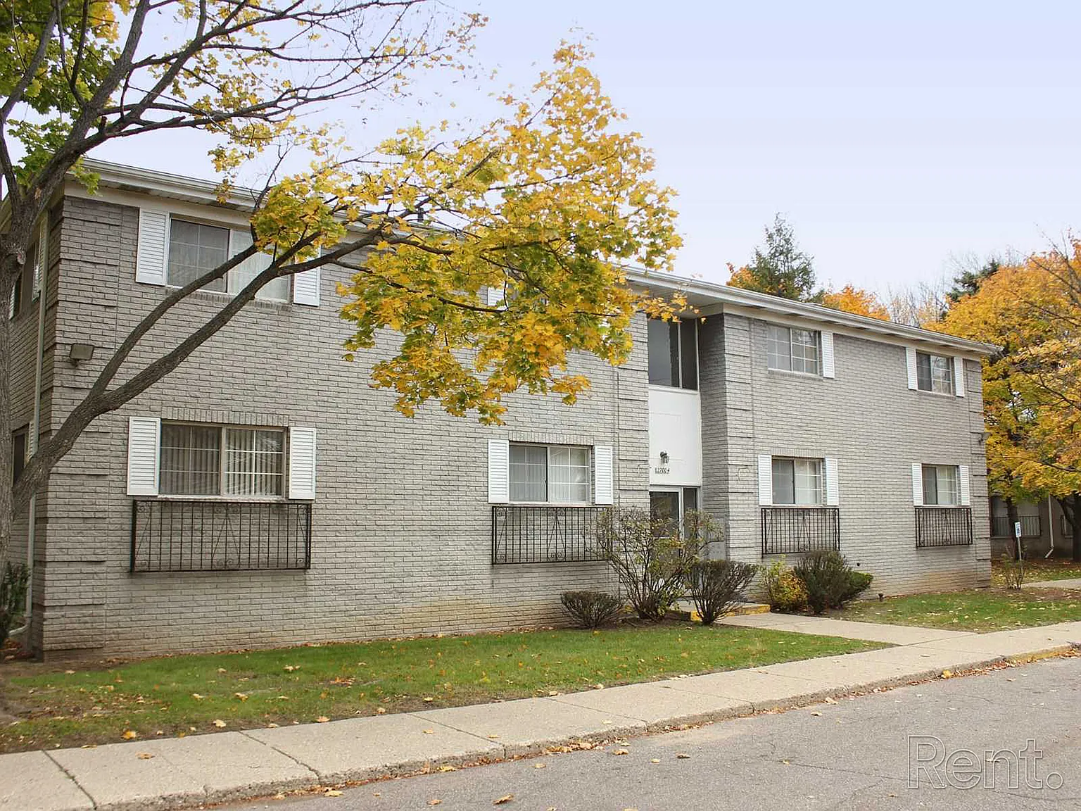 Redford Manor Apartments — Photo 2