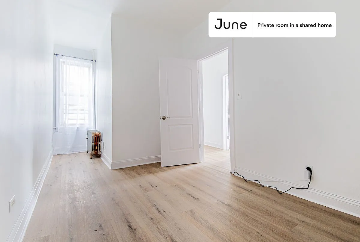Queen bedroom in 4 bed/1 bath home in Sunset Park #1876 D — Photo 2